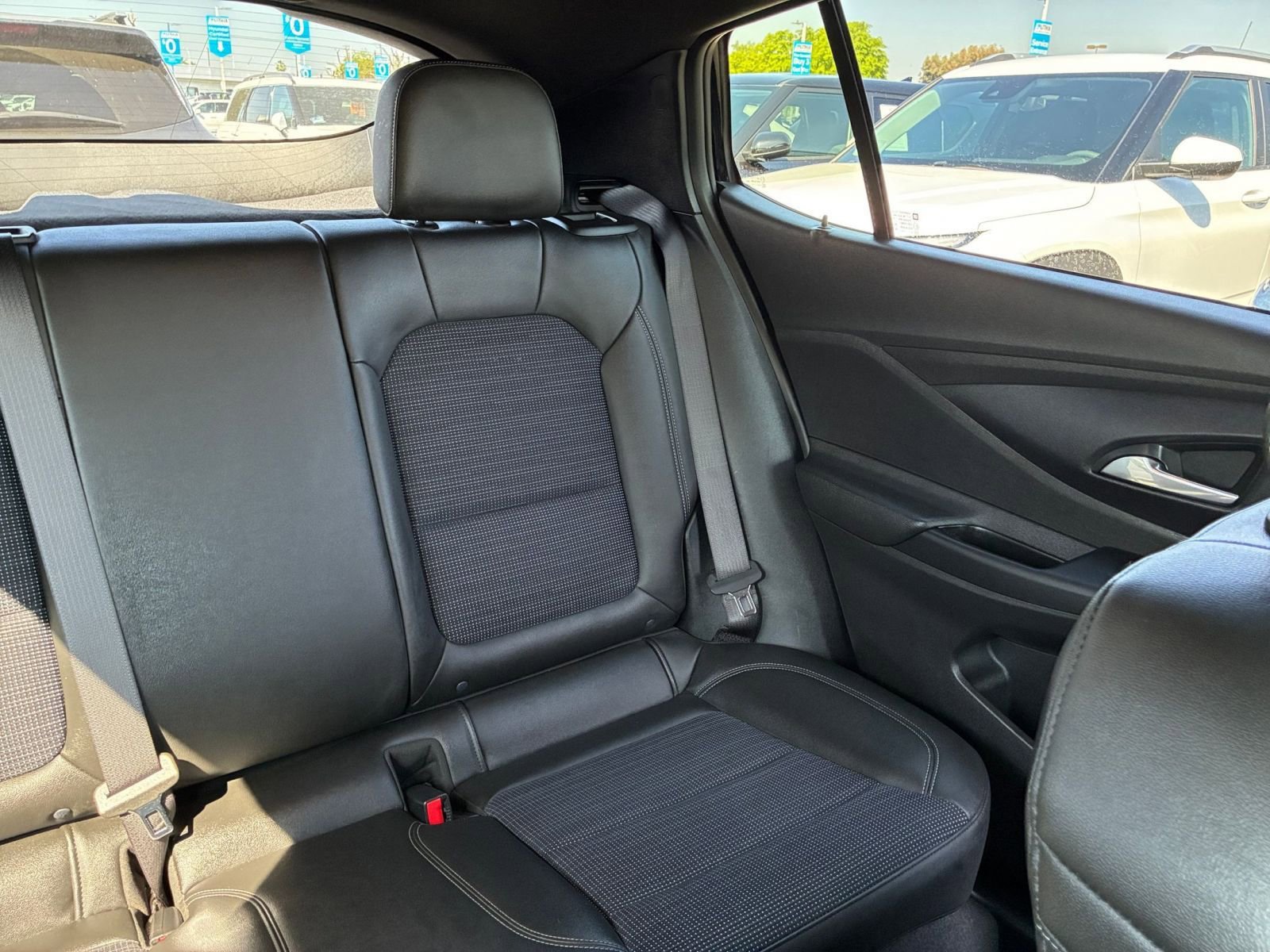 Used 2025 Buick Envista Preferred image 37