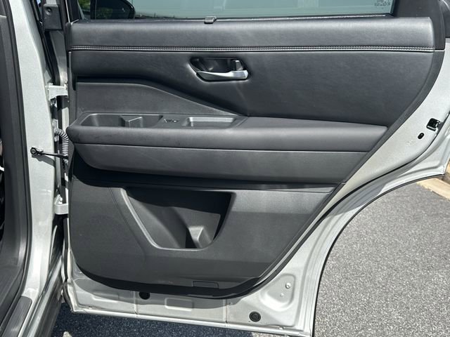 Certified 2025 Nissan Pathfinder Platinum FWD image 17