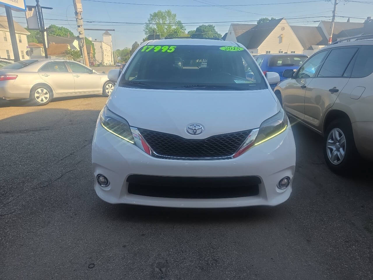 Used 2015 Toyota Sienna SE FWD image 2