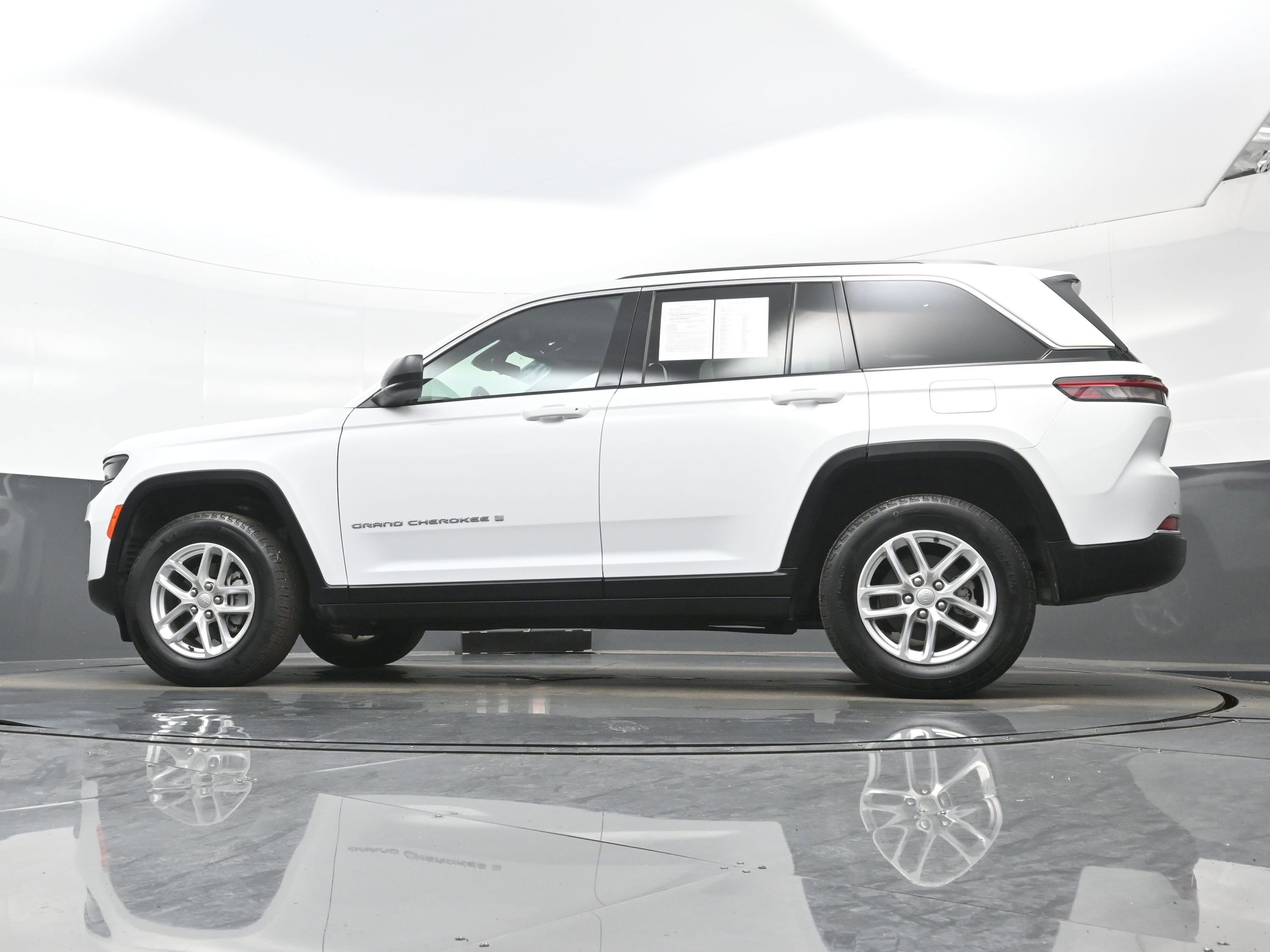 Used 2025 Jeep Grand Cherokee Laredo X w/ Luxury Tech Group I image 28