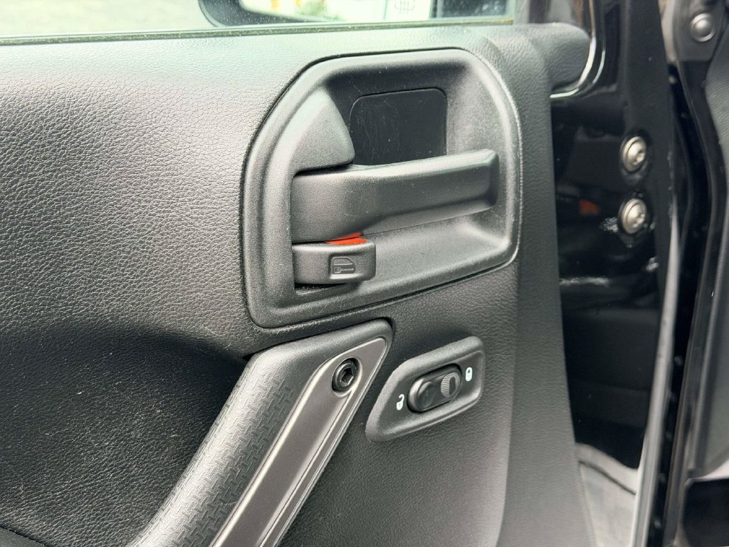 Used 2018 Jeep Wrangler Unlimited Sahara AWD/4WD image 13