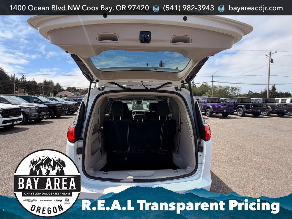 Used 2023 Chrysler Voyager LX FWD image 7