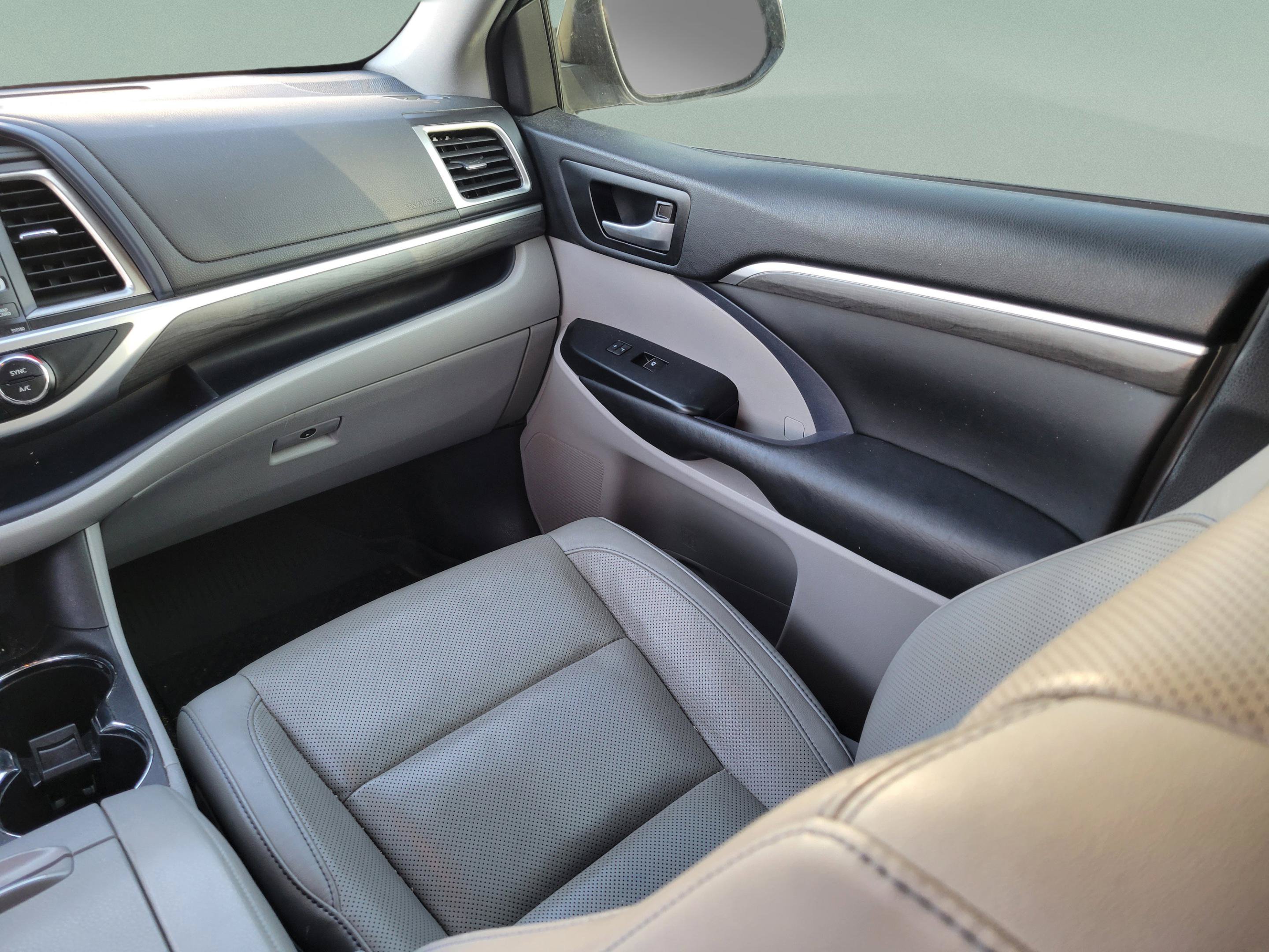 Used 2018 Toyota Highlander Limited Platinum FWD image 12