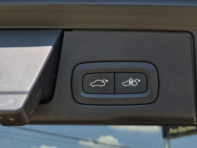 Used 2021 Volvo XC60 T5 Momentum w/ Premium Package FWD image 9