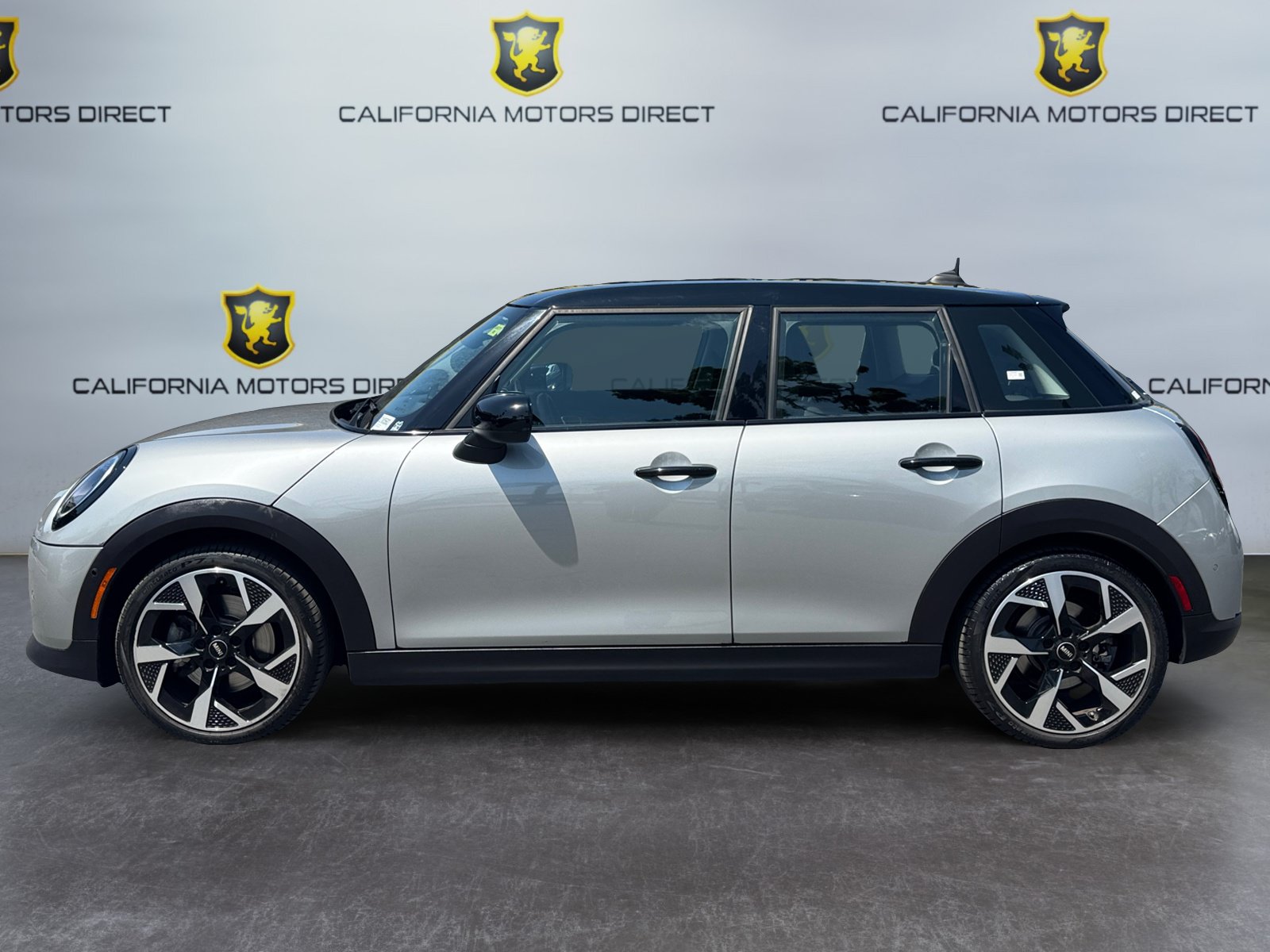 Used 2025 MINI Cooper 4-Door Hardtop FWD image 2