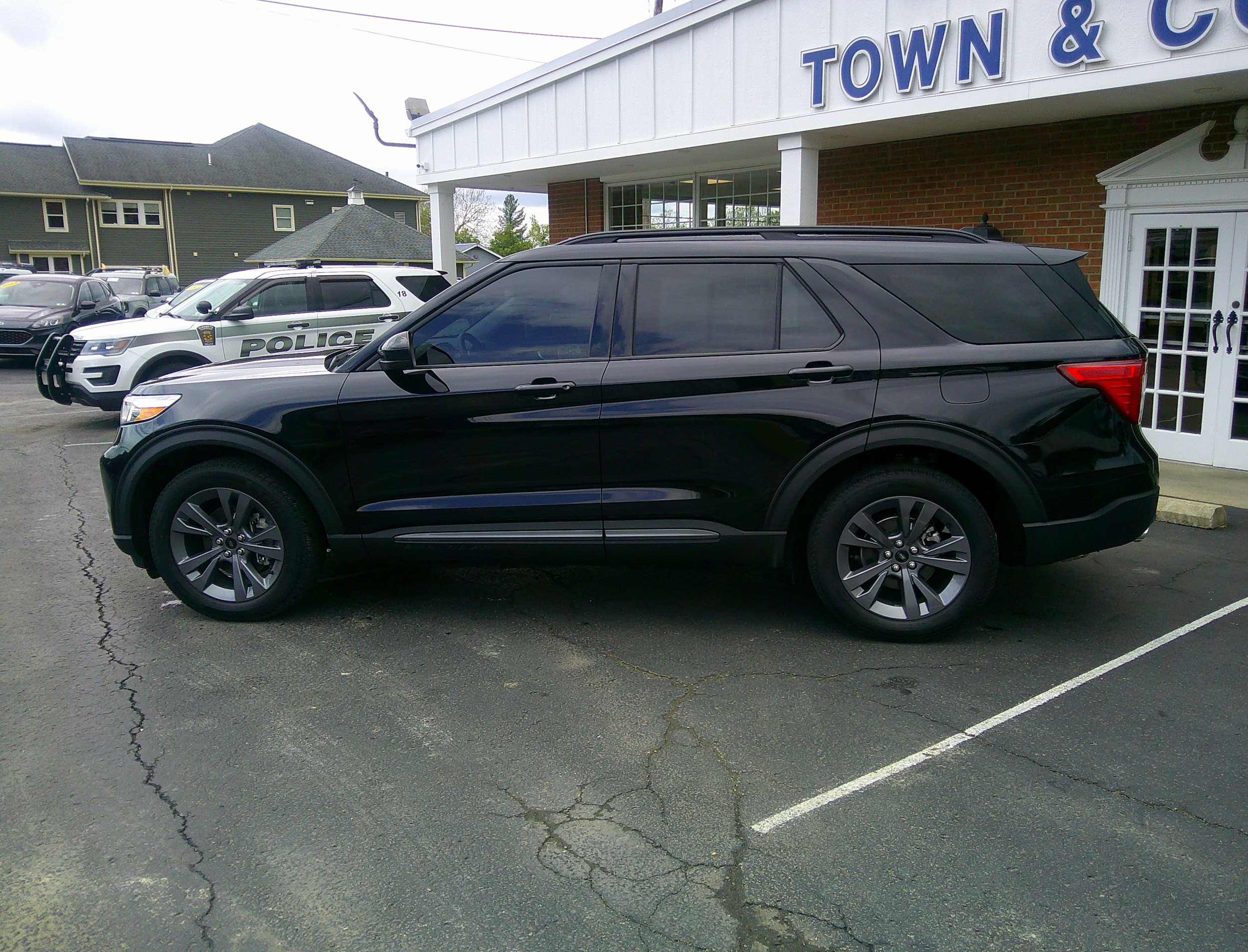 Used 2022 Ford Explorer XLT w/ Equipment Group 202A AWD/4WD image 9