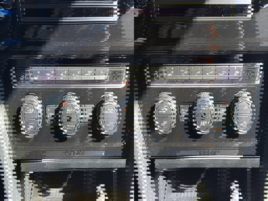 Used 2015 Volkswagen Golf R 4-Door image 16