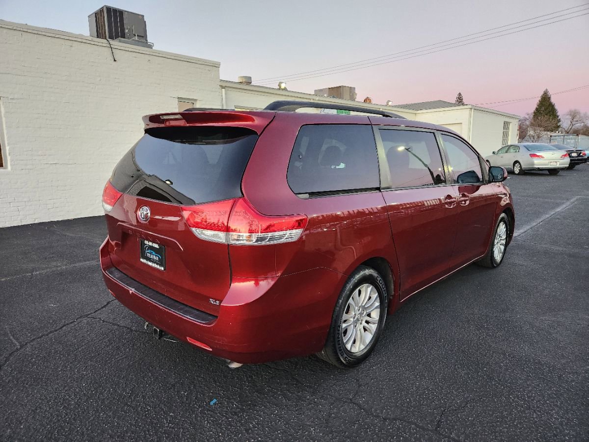 Used 2012 Toyota Sienna XLE image 5