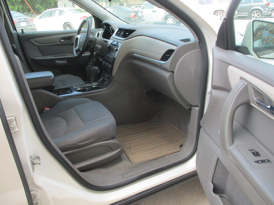 Used 2015 Chevrolet Traverse LT w/ Style and Technology Package FWD image 19