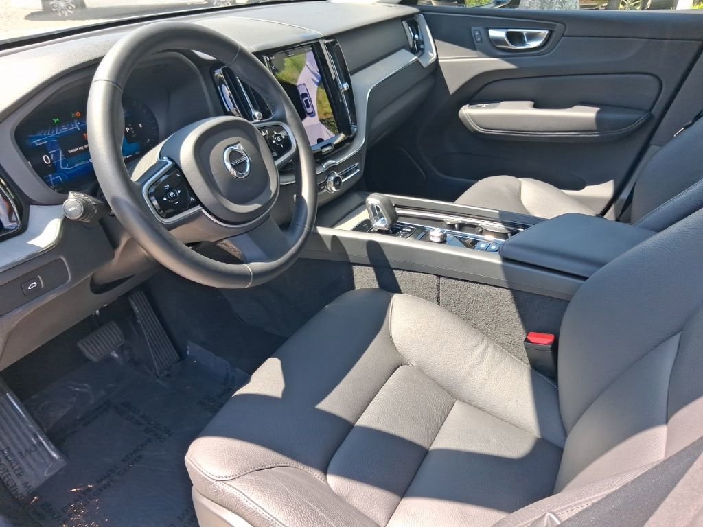 Used 2025 Volvo XC60 B5 Plus image 13