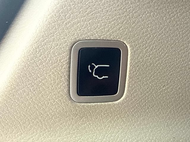 Used 2022 Chrysler Pacifica Touring-L w/ Uconnect Theater Family Group FWD image 19