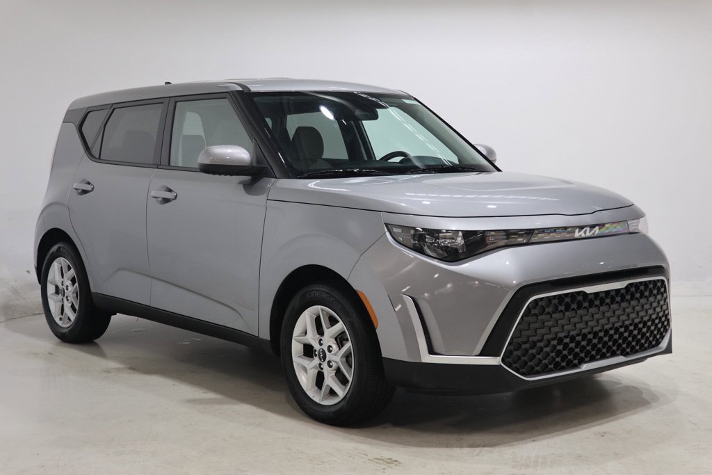 Used 2025 Kia Soul LX w/ LX Technology Package FWD image 4