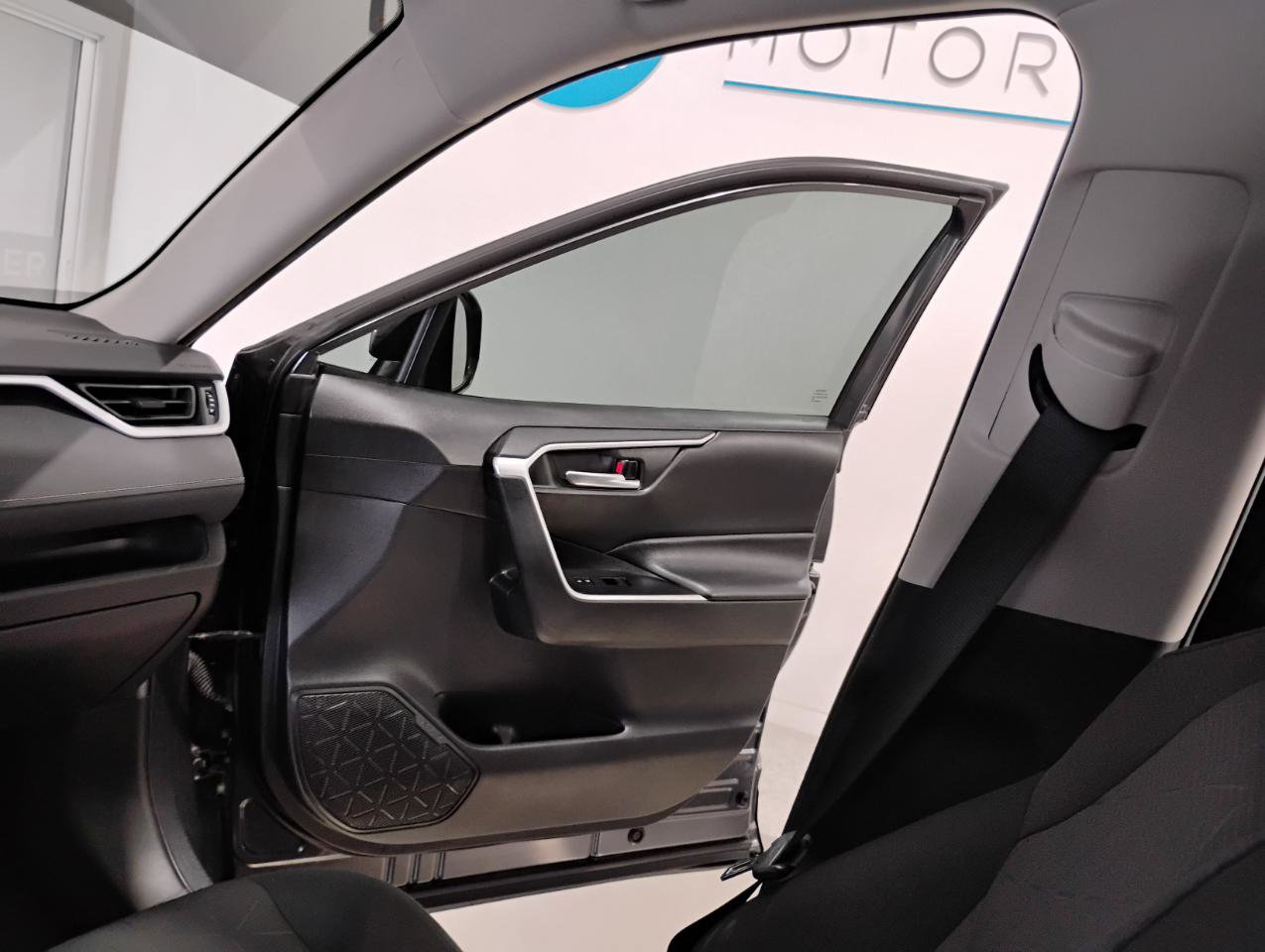 Used 2021 Toyota RAV4 XLE FWD image 31