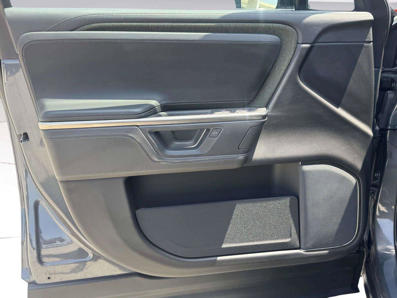 Used 2025 Rivian R1S Adventure AWD/4WD image 19