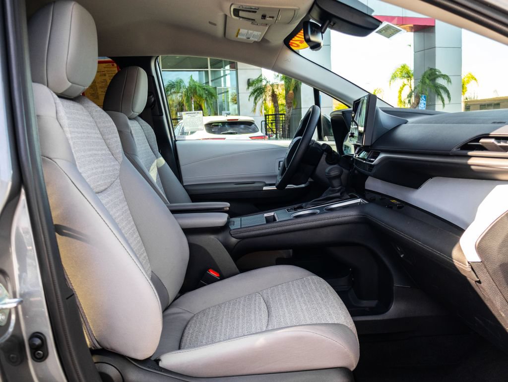 Used 2026 Toyota Sienna LE AWD/4WD image 20