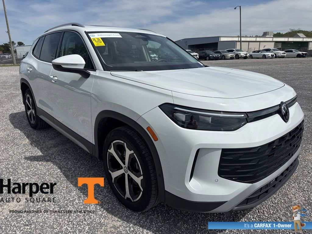 Used 2025 Volkswagen Tiguan SE w/ Panoramic Sunroof Package image 7