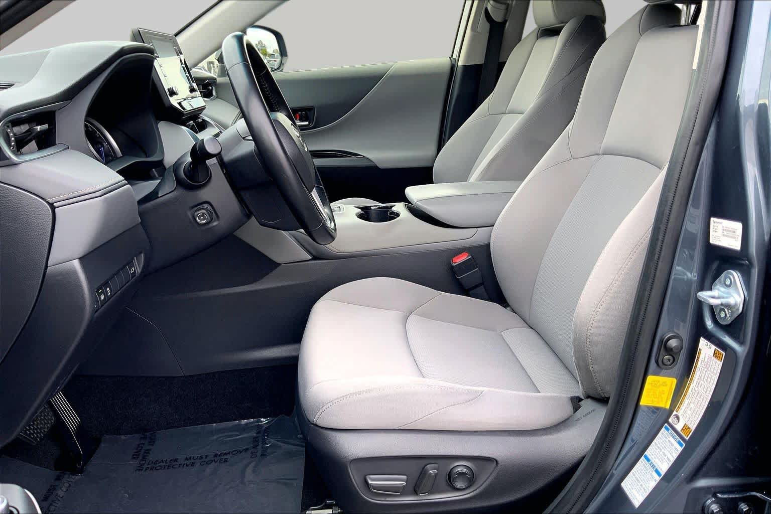 Used 2021 Toyota Venza LE AWD/4WD image 7