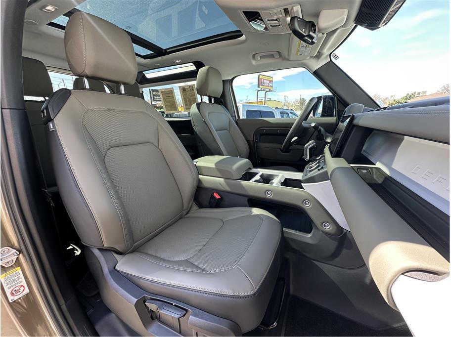 Used 2025 Land Rover Defender 90 S image 4