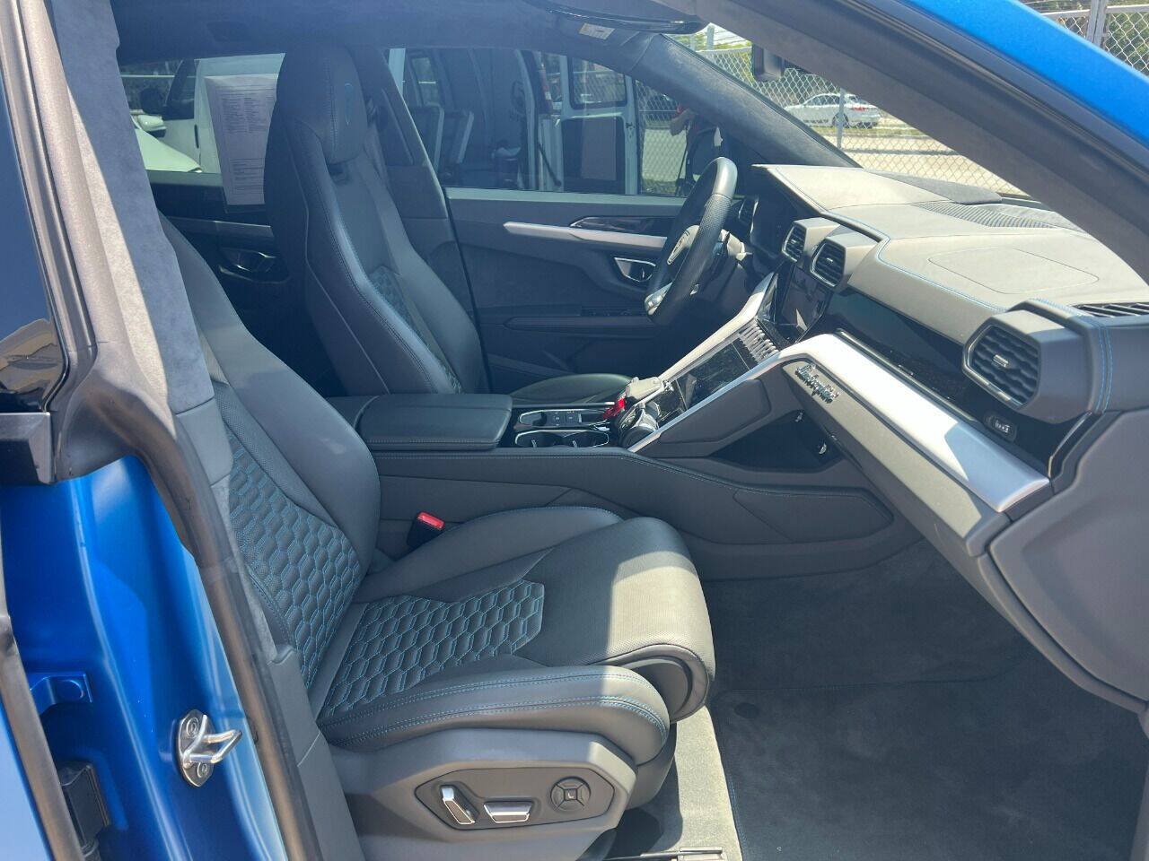 Used 2021 Lamborghini Urus AWD/4WD image 10