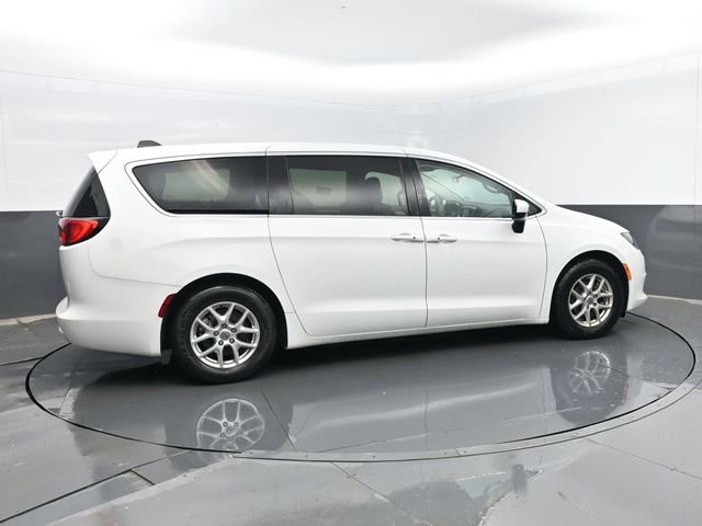 Used 2022 Chrysler Voyager LX image 4