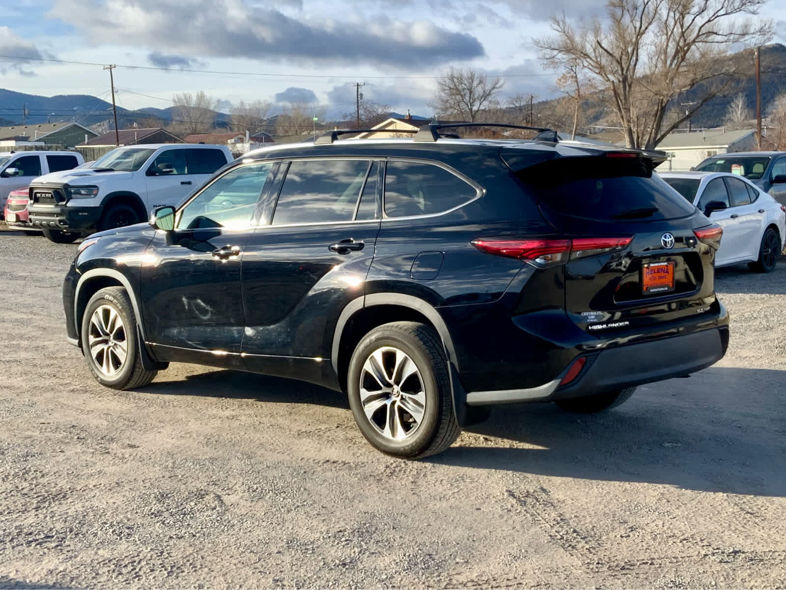 Used 2021 Toyota Highlander XLE image 3