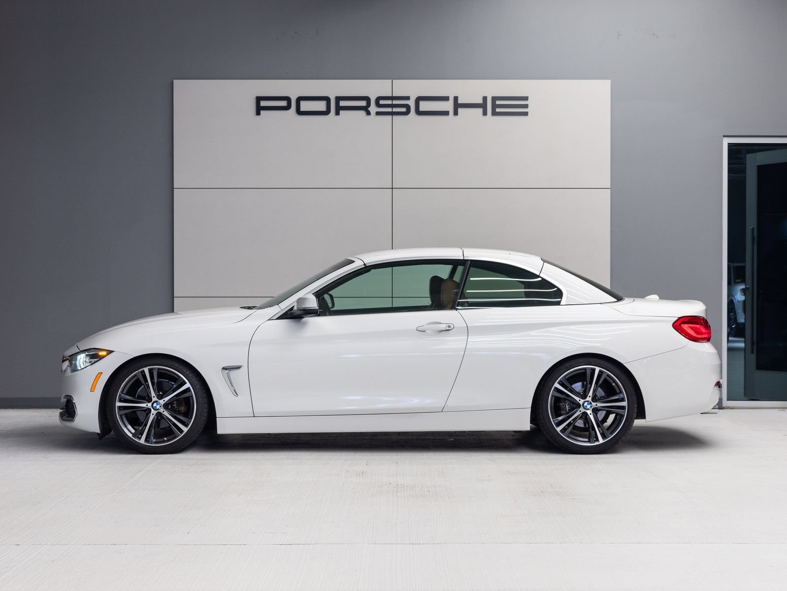 Used 2018 BMW 430i Convertible RWD image 2