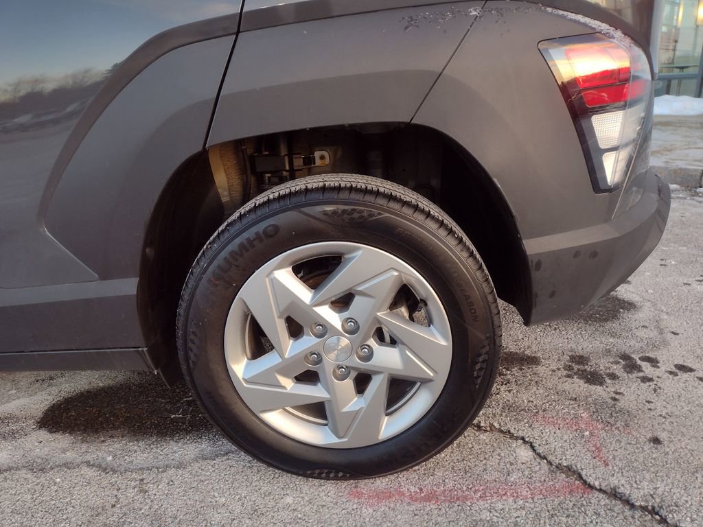 Used 2024 Hyundai Kona SE image 4