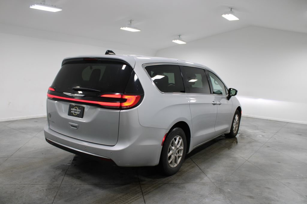 Used 2024 Chrysler Pacifica Touring-L FWD image 9