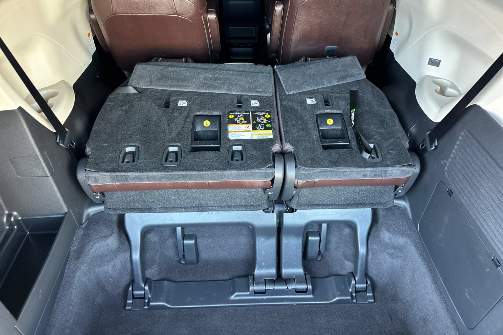 Certified 2022 Toyota Sienna Platinum FWD image 17