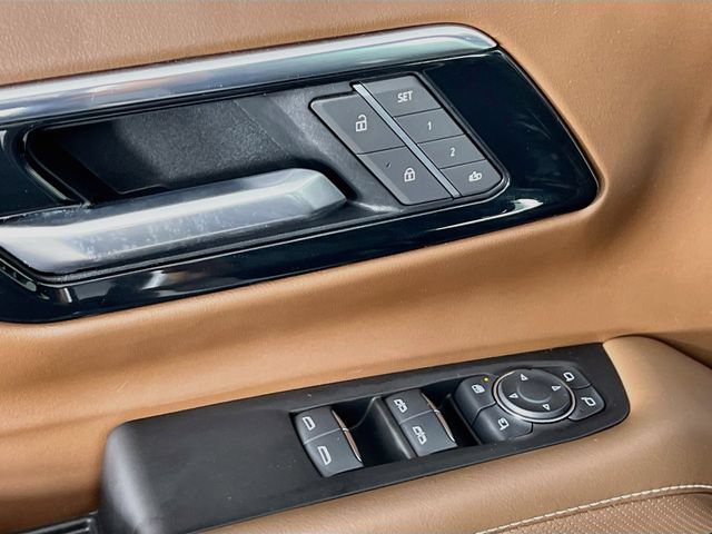 Used 2025 Chevrolet Suburban High Country AWD/4WD image 9
