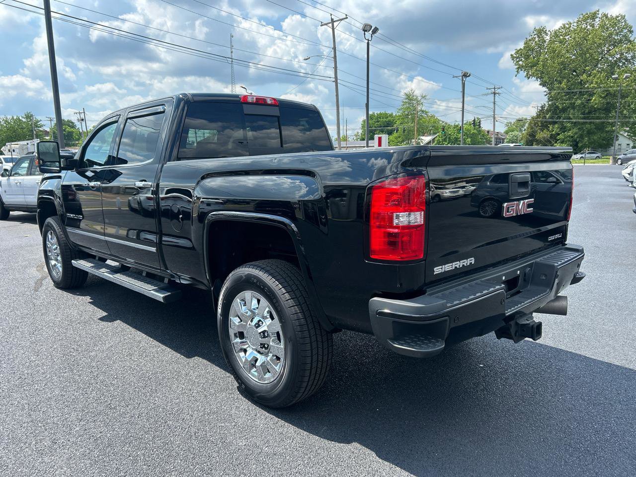 Used 2018 GMC Sierra 2500 Denali w/ Duramax Plus Package AWD/4WD image 7