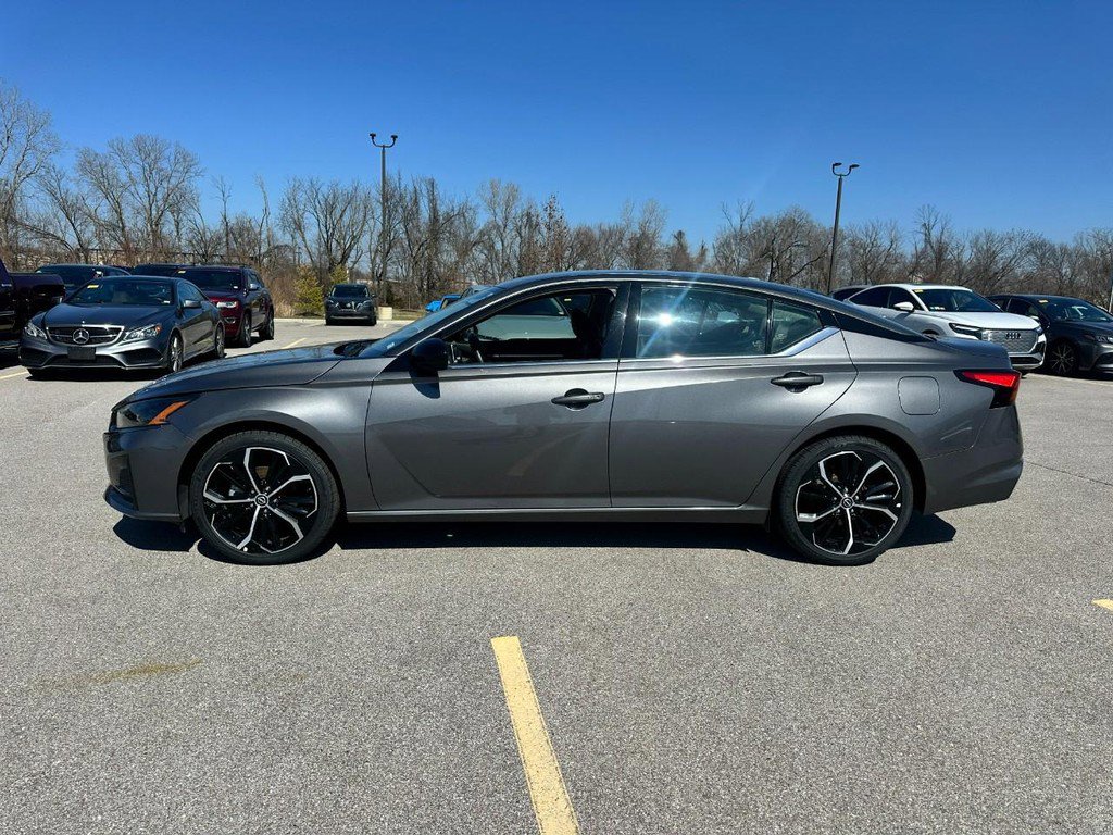 Used 2024 Nissan Altima 2.5 SR image 2