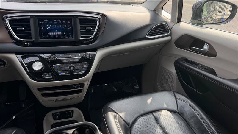 Used 2018 Chrysler Pacifica Touring-L FWD image 19