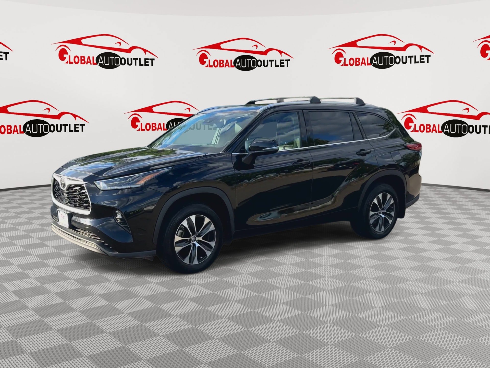 Used 2021 Toyota Highlander XLE AWD/4WD image 4