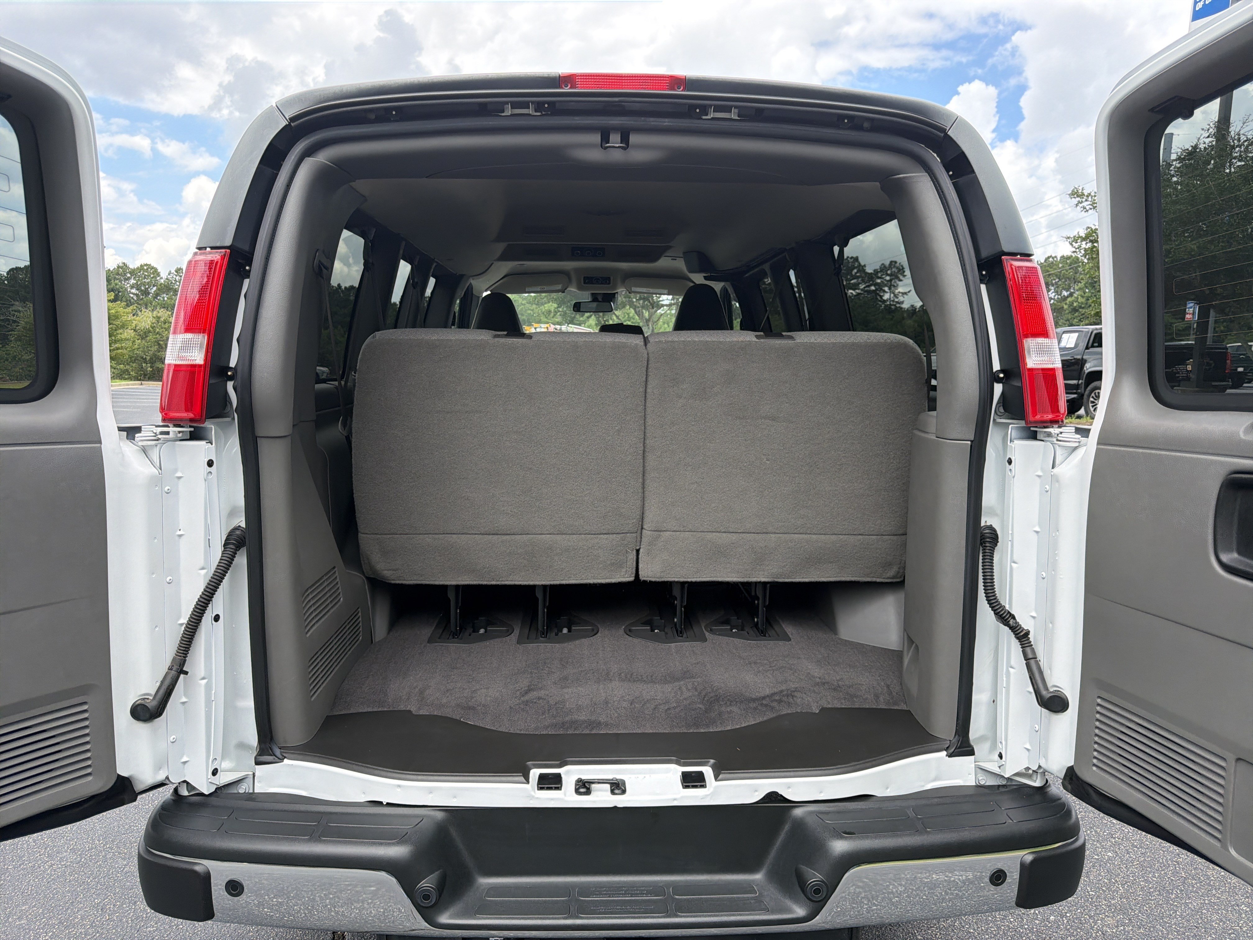 Used 2022 Chevrolet Express 2500 LT RWD image 19