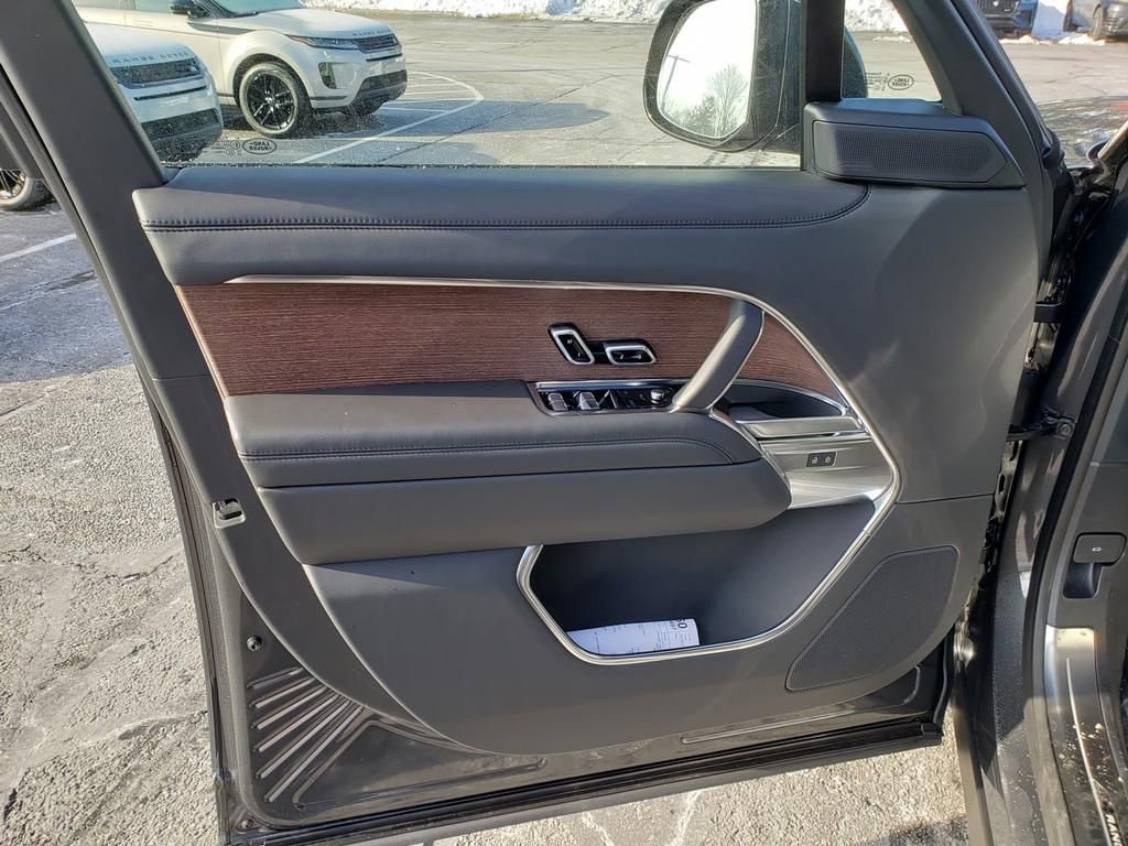 New 2025 Land Rover Range Rover SE image 10