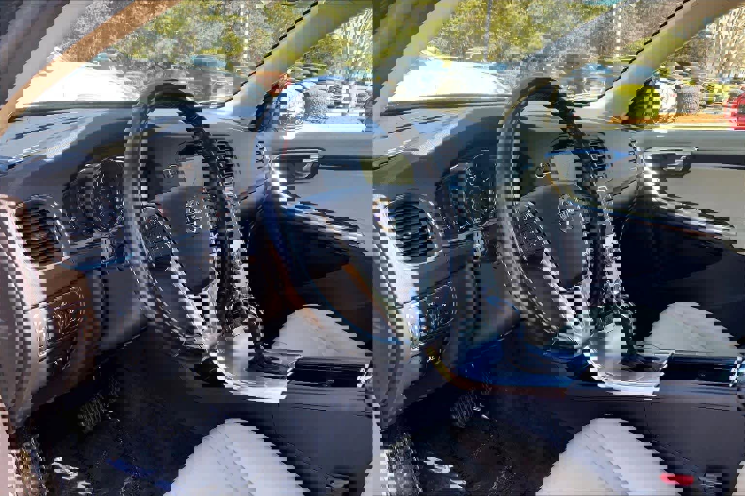 Used 2017 Volvo V60 T5 Platinum w/ Climate Package image 18