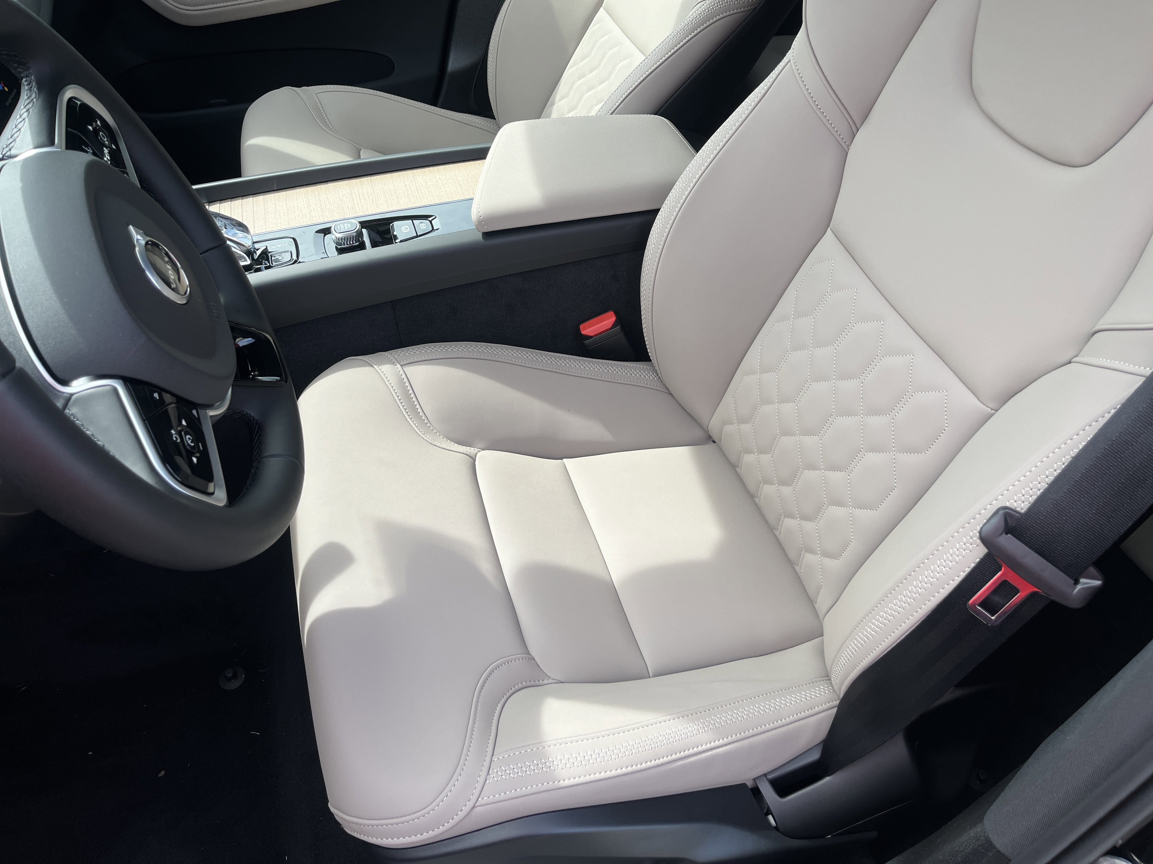 New 2026 Volvo XC60 B5 Plus w/ Protection Package Premier image 24