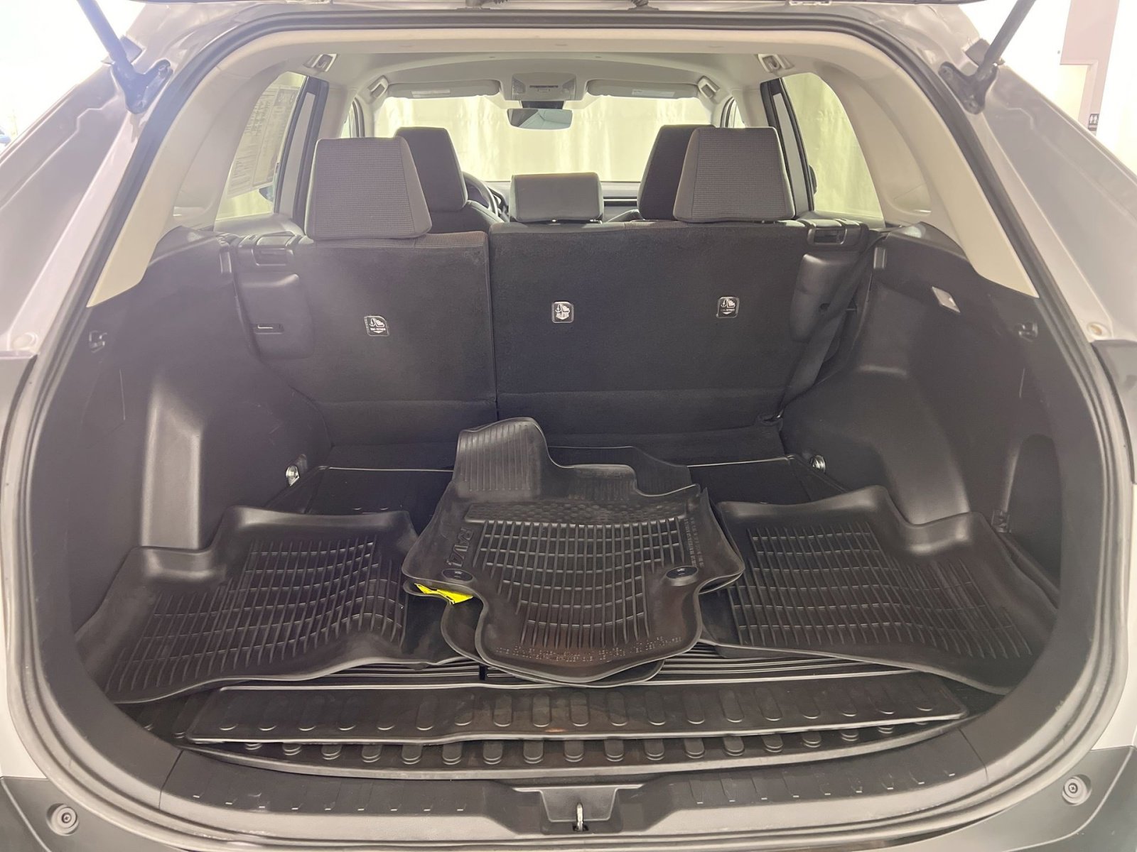 Used 2021 Toyota RAV4 LE AWD/4WD image 24