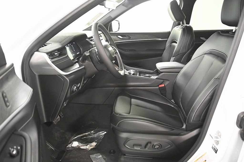 New 2025 Jeep Grand Cherokee L Limited w/ Black Appearance Package AWD/4WD image 11