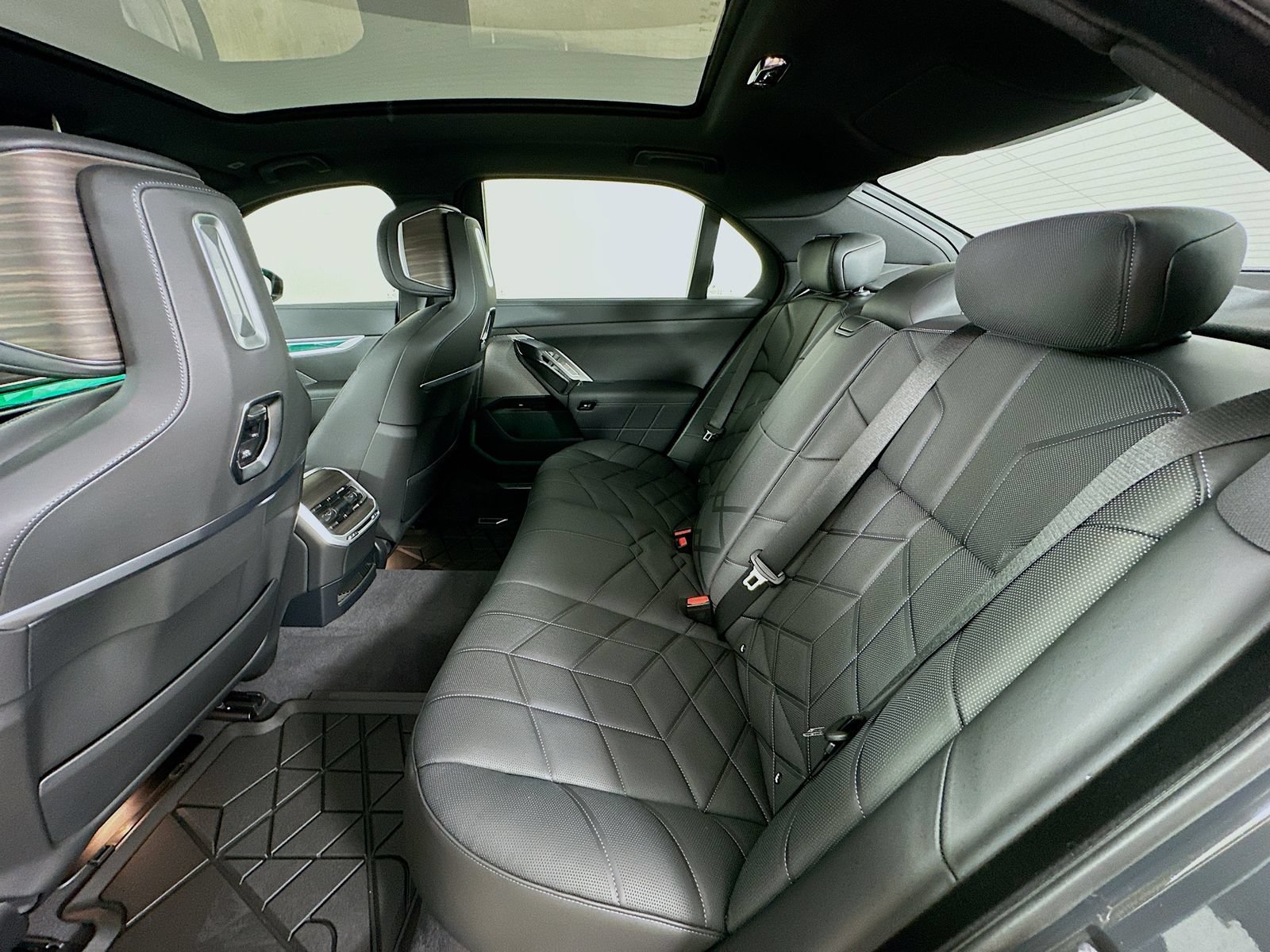 New 2026 BMW 750e xDrive w/ Executive Package AWD/4WD image 36