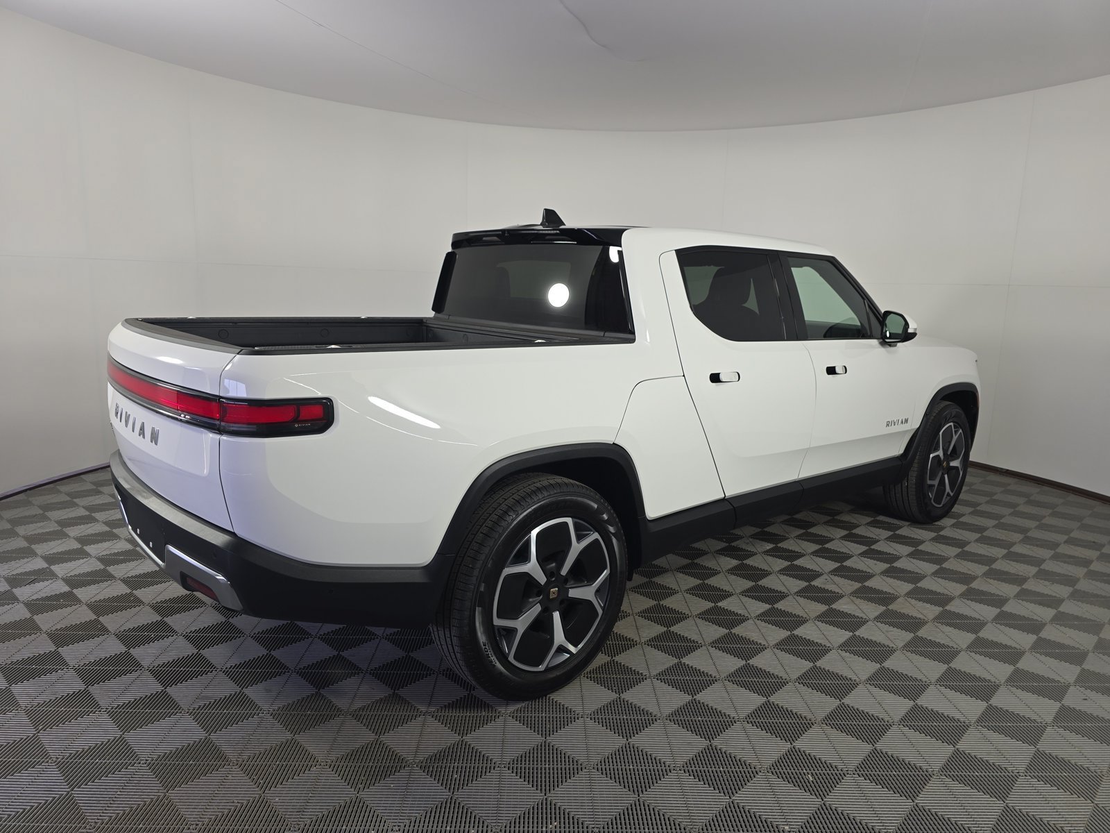 Used 2024 Rivian R1T Adventure Dual AWD/4WD image 5