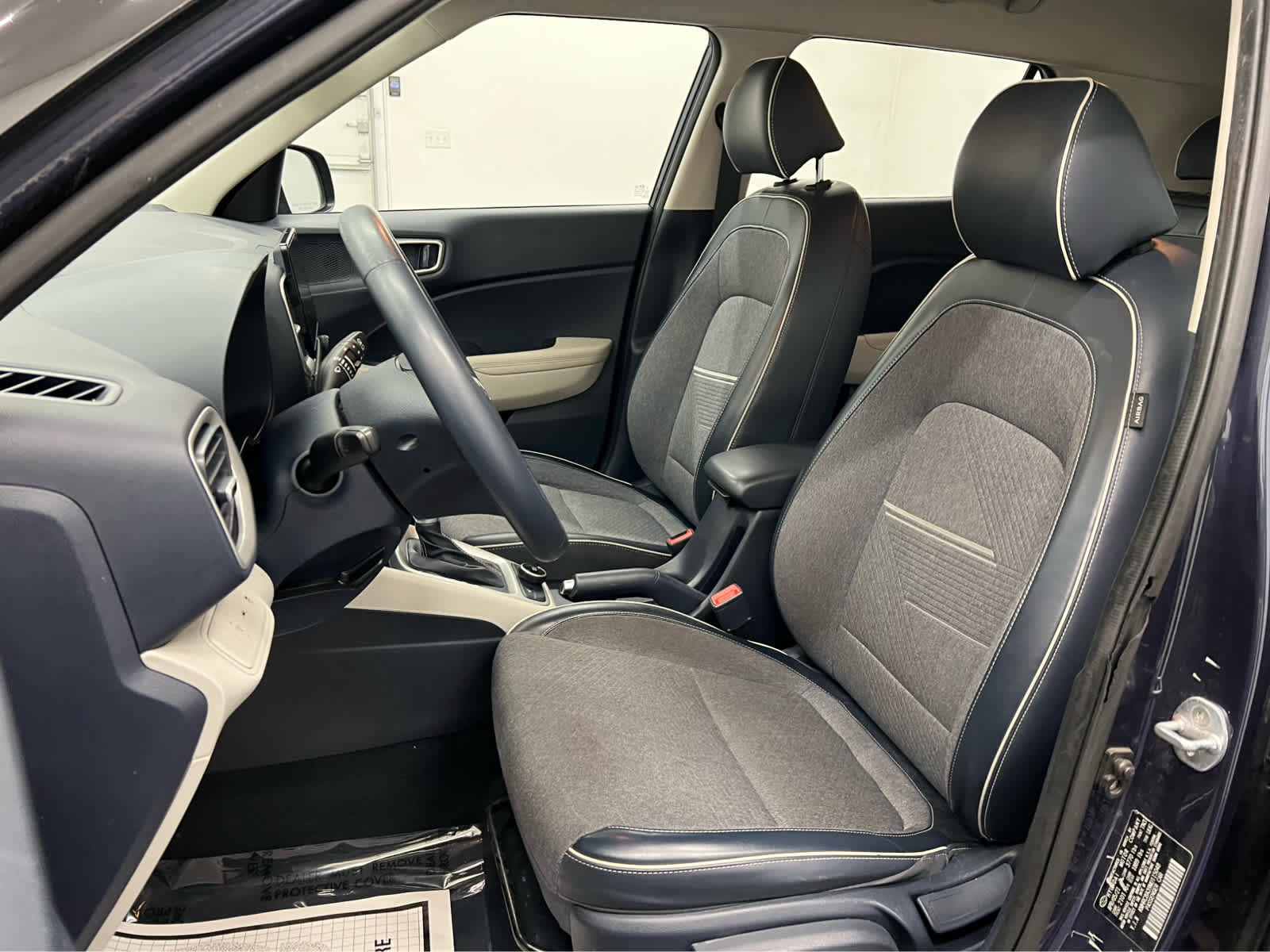 Used 2021 Hyundai Venue image 4