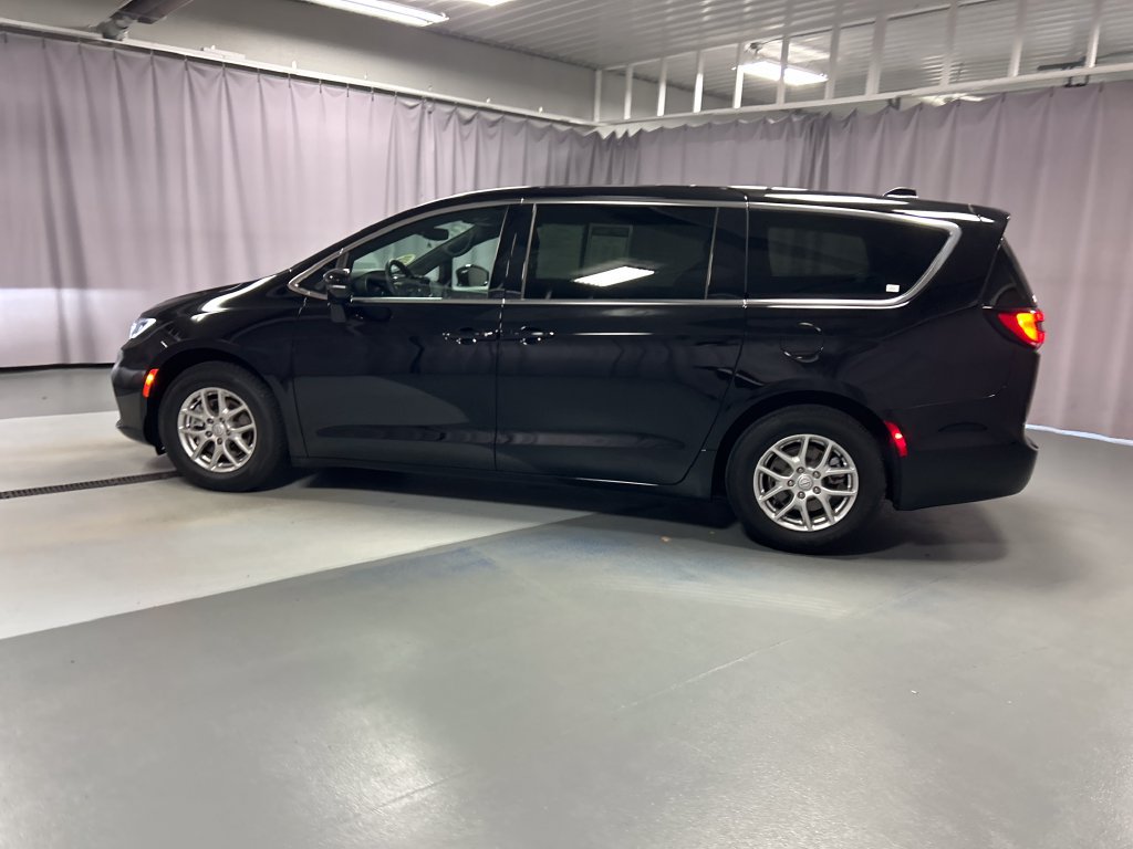 Used 2026 Chrysler Pacifica Select FWD image 4