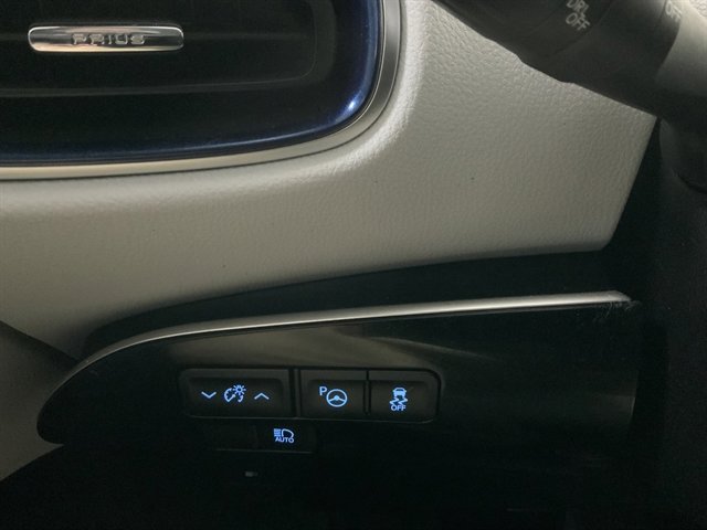 Used 2018 Toyota Prius Three Touring FWD image 21