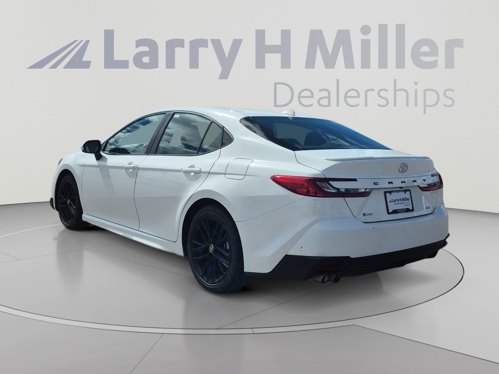 Used 2025 Toyota Camry SE FWD image 3