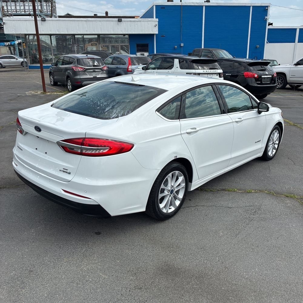 Used 2019 Ford Fusion SE FWD image 3