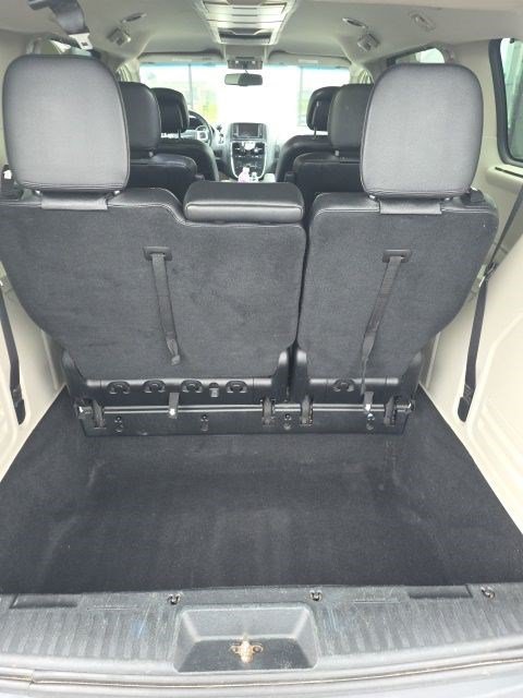 Used 2015 Chrysler Town & Country Touring FWD image 10