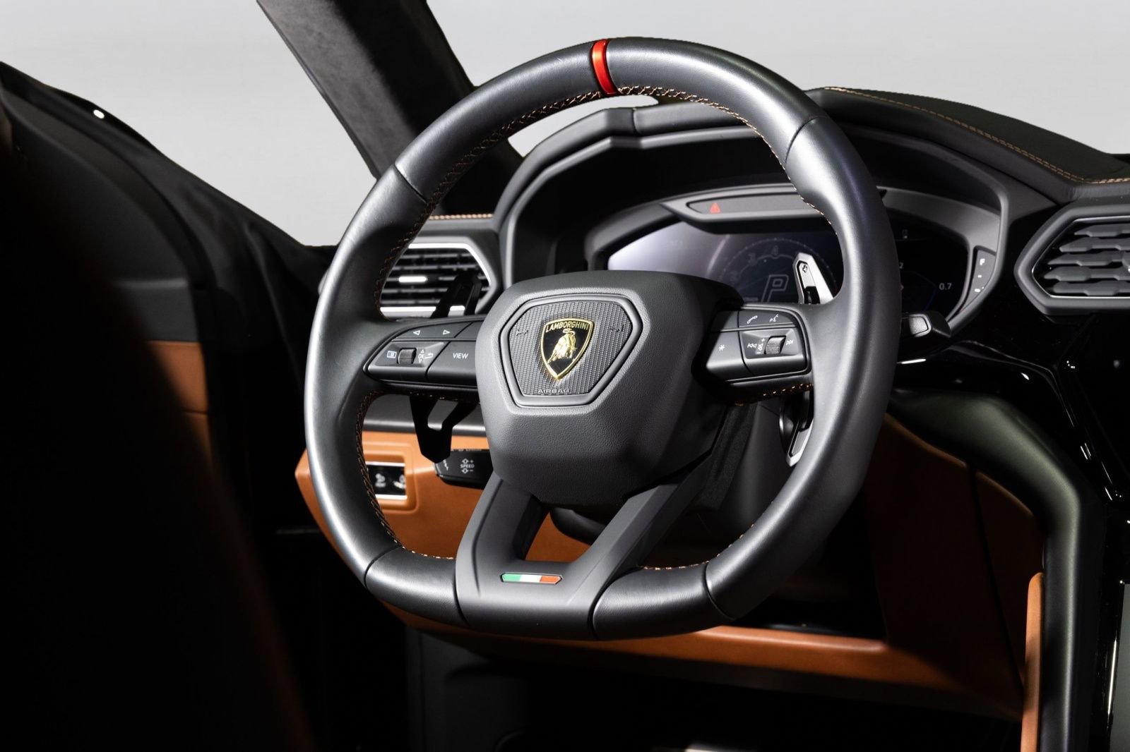 Used 2023 Lamborghini Urus S AWD/4WD image 32