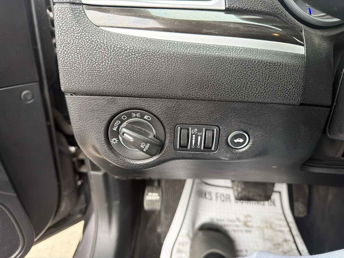 Used 2015 Chrysler 300 Limited w/ Driver Convenience Group image 27